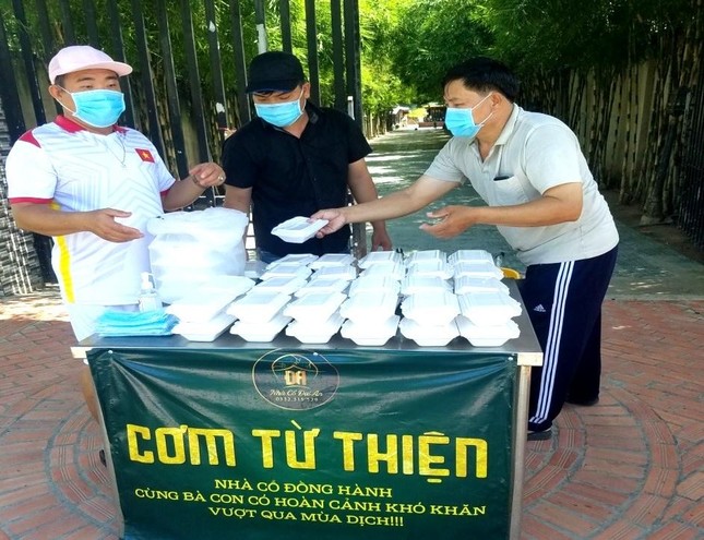 Anh Trầm Vĩnh Suối cùng ê kíp chuẩn bị cơm tặng đến bà con nghèo