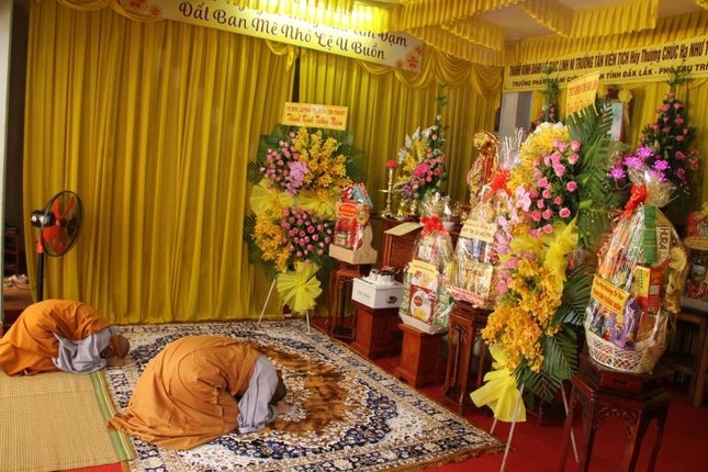 Đảnh lễ Giác linh Ni trưởng