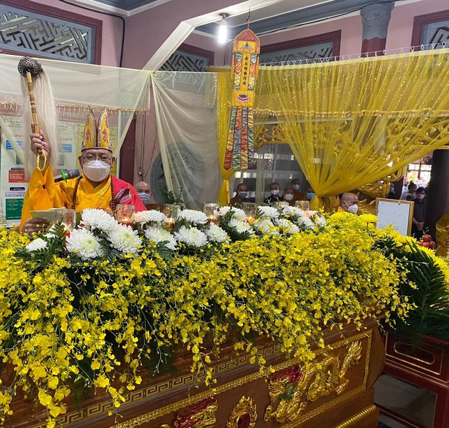 Hòa thượng Thích Quảng Xả thực hiện nghi thức phất trần Hòa thượng Thích Quảng Xả thực hiện nghi thức phất trần