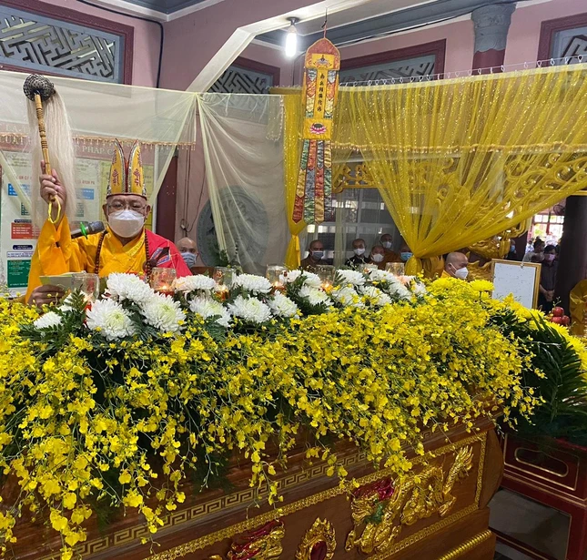 Hòa thượng Thích Quảng Xả thực hiện nghi thức phất trần