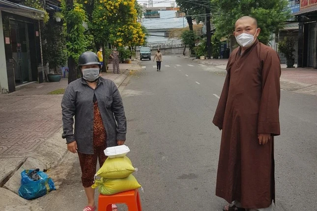 Trao quà đến người dân khó khăn bị ảnh hưởng bởi Covid-19