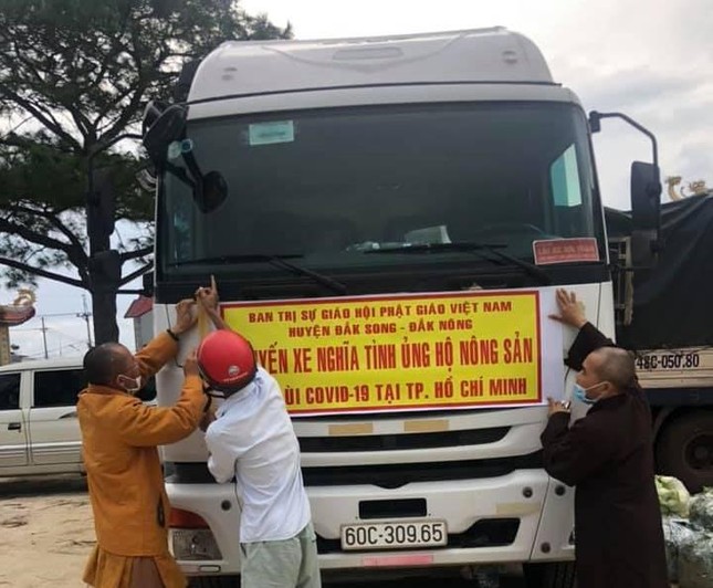 Những chuyến xe chở hàng cứu trợ đến với người dân TP.HCM Những chuyến xe chở hàng cứu trợ đến với người dân TP.HCM