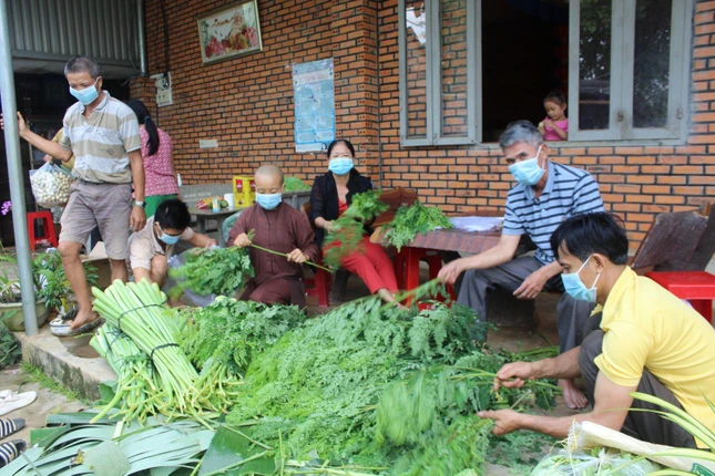 Chuẩn bị rau củ quả gởi đến người dân vùng cách ly TP.HCM