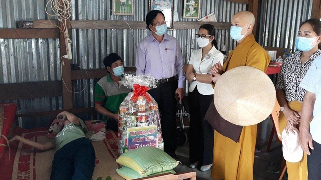 Trao quà đến những hoàn cảnh đặc biệt khó khăn, bệnh tật