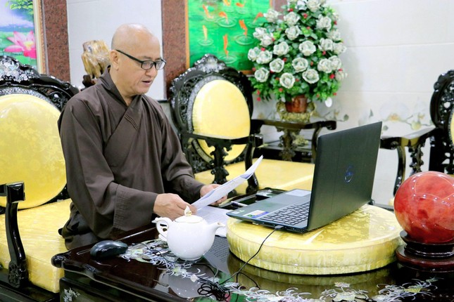 Hòa thượng Thích Huệ Thông, Phó Tổng Thư ký Hội đồng Trị sự, Chánh Văn phòng II Trung ương Giáo hội trình bày báo cáo trong hội nghị trực tuyến của Ban Thư ký 63 Phật giáo tỉnh, thành