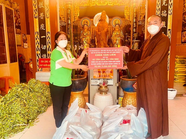 Thượng tọa Thích Lệ Quang trao 2 tấn gạo, 3 tấn rau quả đến bà Trần Thị Giai, Chủ tịch Ủy ban MTTQVN phường 4 để chuyển đến các khu cách ly