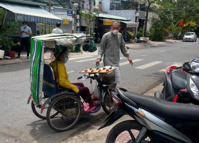 Tặng suất cơm đến người bán vé số