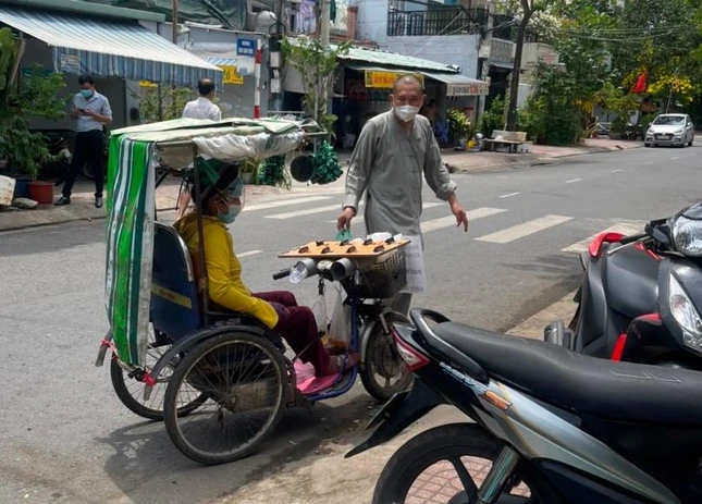 Tặng suất cơm đến người bán vé số