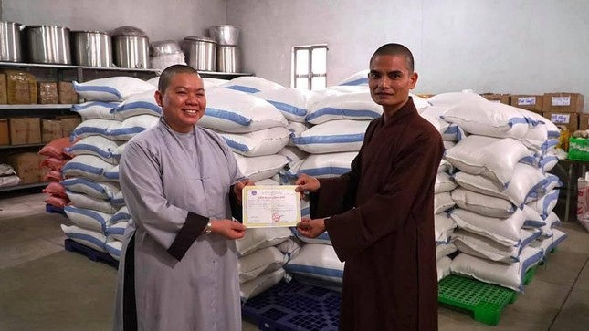 Trao 10 tấn gạo và rau củ quả đến đại diện Tăng Ni Học viện