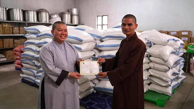 Trao 10 tấn gạo và rau củ quả đến đại diện Tăng Ni Học viện Trao 10 tấn gạo và rau củ quả đến đại diện Tăng Ni Học viện