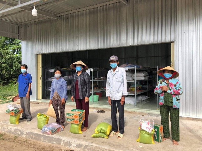 Trao quà đến người dân cách ly tại khu cách ly ấp 1, xã Thông Bình