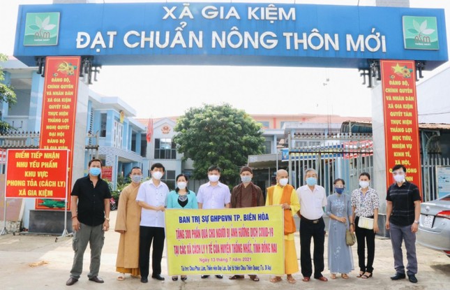 Đoàn Ban Trị sự GHPGVN TP.Biên Hòa trao quà tại khu cách ly xã Gia Kiệm
