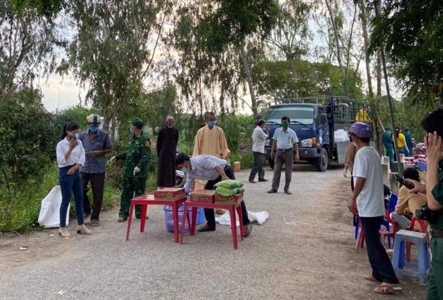 Trao quà đến các chốt kiểm soát phòng Covid-19