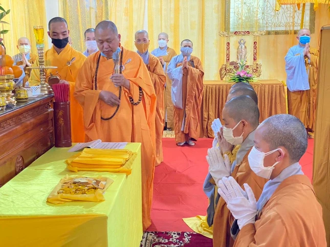 Môn đồ pháp quyến cố Ni trưởng