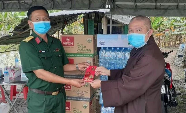Thượng tọa Thích Chơn Trí trao tặng quà đến đại diện chốt kiểm dịch Covid -19