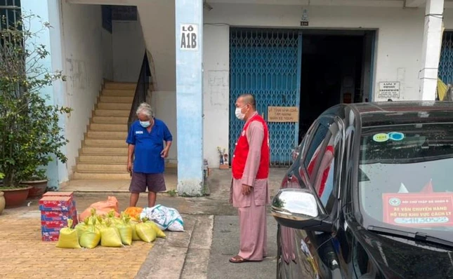 Trao quà đến các gia đình khó khăn trong khu cách ly phòng Covdi-19