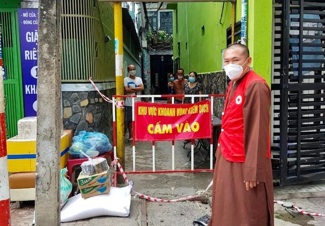 Thượng tọa Thích Lệ Quang tặng quà đến những gia đình trong khu cách ly