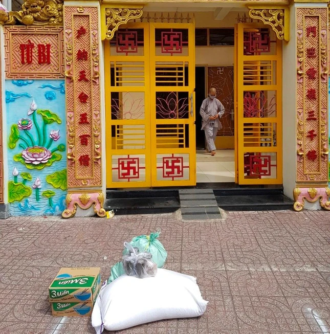 Do tình hình phức tạp của dịch bệnh, tịnh vật cúng dường phải để có khoảng cách để an toàn cho chư Tăng, Ni mùa An cư kiết hạ