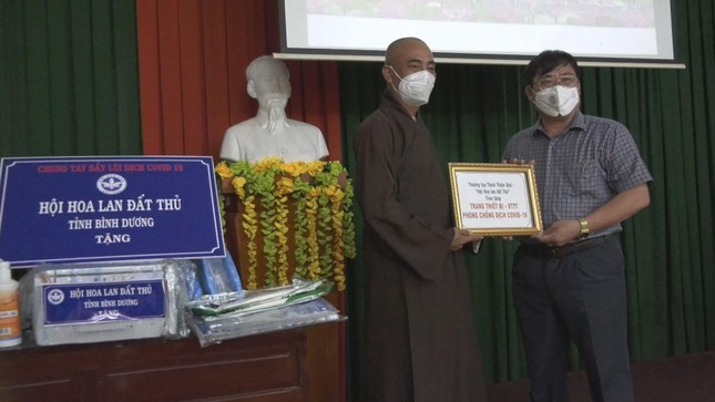 Thượng tọa Thích Thiện Quý tặng 600 bộ kít test nhanh kháng nguyên SARS-CoV-2