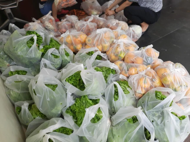 Quà là rau củ quả được phân chia đến phóng viên, nhân viên báo Giác Ngộ - Ảnh: N.Danh