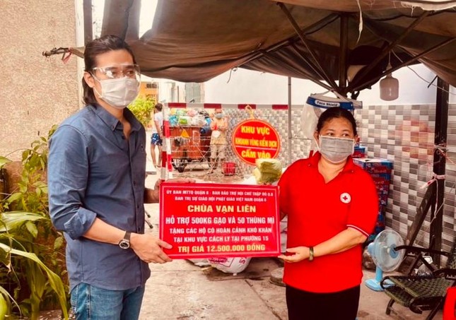 Mạnh thường quân chùa Vạn Liên trao quà đến phường 15, quận 8