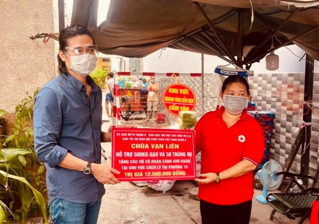 Mạnh thường quân chùa Vạn Liên trao quà đến phường 15, quận 8