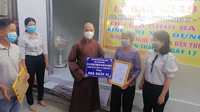 Gia đình bà Danh Thị Sa Re được bàn giao căn nhà mới