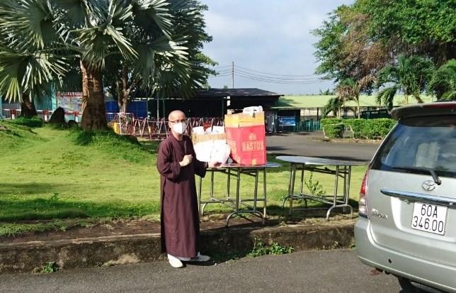 Thượng tọa Thích Chúc Phú trước Bệnh viện Dã chiến Dầu Giây - Ảnh: T.Q