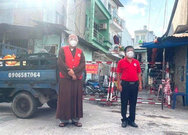 Thượng tọa Thích Lệ Quang, trụ trì chùa Vạn Liên trao quà tại khu phong tỏa Thượng tọa Thích Lệ Quang, trụ trì chùa Vạn Liên trao quà tại khu phong tỏa
