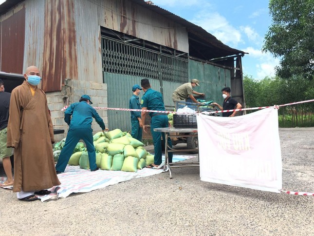 Hỗ trợ 180 phần quà đến người dân khu Vườn Dừa bị cách ly phòng Covid-19