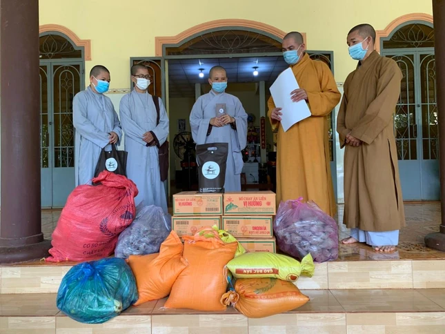 Cúng dường đến các Tăng Ni đang tâm niệm an cư trong thời điểm khó khăn do đại dịch Covid-19