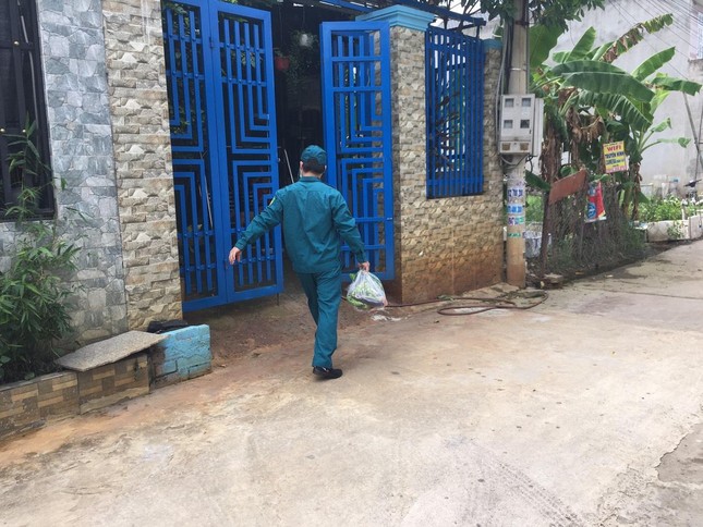 Quà được tặng đến tận nhà người dân đang cách ly