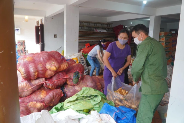 Tăng Ni, Phật tử, người dân hết lòng chung tay đóng góp rau quả