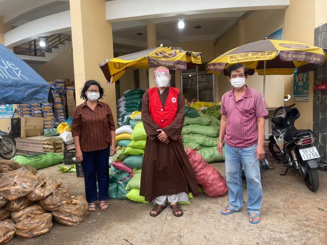 Các mạnh thường quân ủng hộ chương trình từ thiện của chùa Vạn Liên