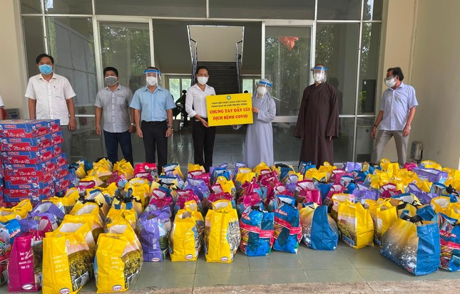 Ni trưởng Thích nữ Như Thảo trao quà tại Ủy ban MTTQVN huyện Nhà Bè - Ảnh: NT Ni trưởng Thích nữ Như Thảo trao quà tại Ủy ban MTTQVN huyện Nhà Bè - Ảnh: NT