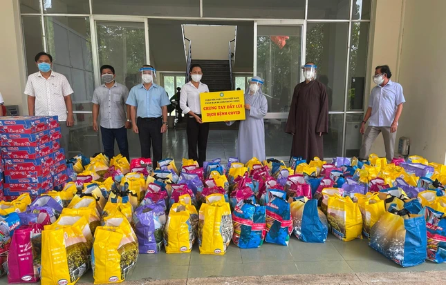 Ni trưởng Thích nữ Như Thảo trao quà tại Ủy ban MTTQVN huyện Nhà Bè - Ảnh: NT