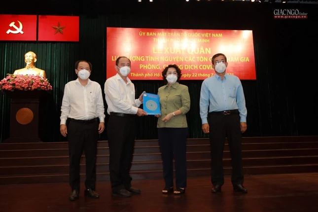 Trao danh sách tình nguyện viên đến đại diện các bệnh viện