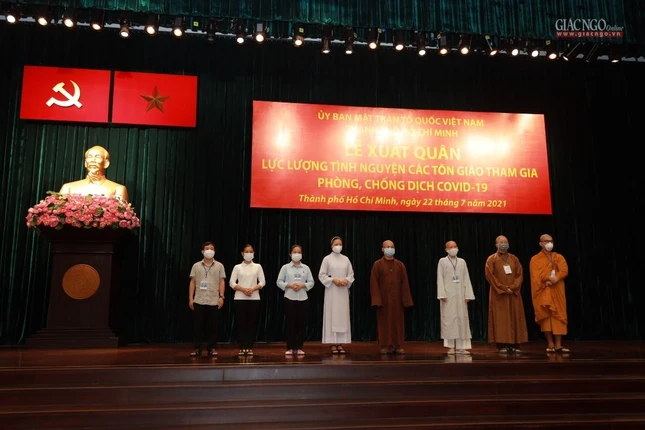 Đại diện tình nguyện viên nhận quà từ Ban Tổ chức