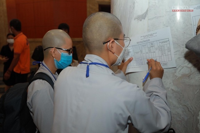 Tình nguyện viên làm các thủ tục