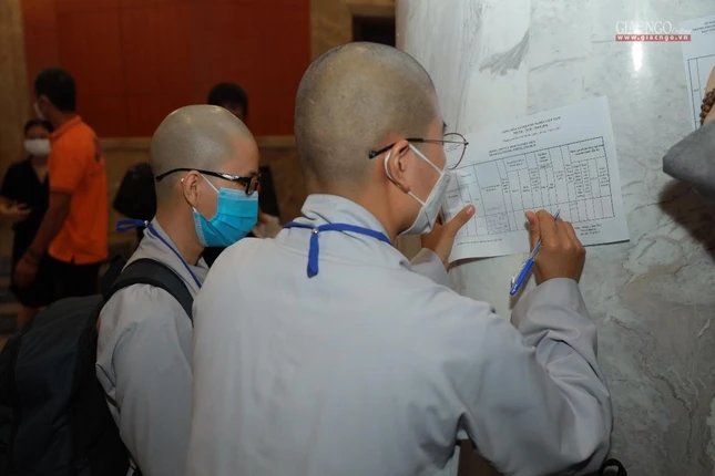 Tình nguyện viên làm các thủ tục