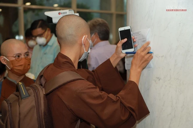 Các vị Tăng tham gia tình nguyện làm thủ tục