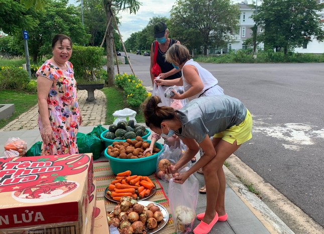Người nước ngoài tự chọn rau củ quả do Ban Từ thiện - xã hội Phật giáo TP.HCM tài trợ - Ảnh: BTTXH TP