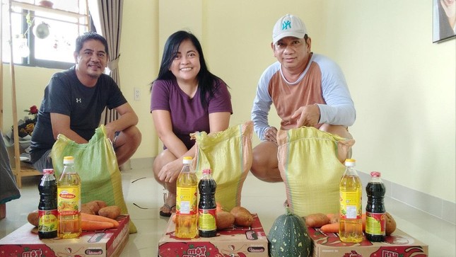 Các lao động nước ngoài bị kẹt lại TP.Nha Trang được hỗ trợ từ Ban Từ thiện - xã hội Phật giáo TP.HCM - Ảnh: BTTXH TP