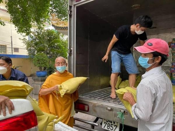 Thượng toạ Thích Minh Lộc gởi quà đến người dân khó khăn trong khu phong tỏa, cách ly