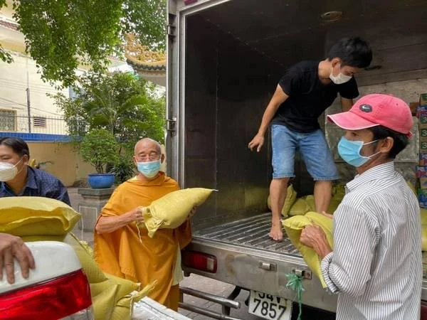 Thượng toạ Thích Minh Lộc gởi quà đến người dân khó khăn trong khu phong tỏa, cách ly Thượng toạ Thích Minh Lộc gởi quà đến người dân khó khăn trong khu phong tỏa, cách ly