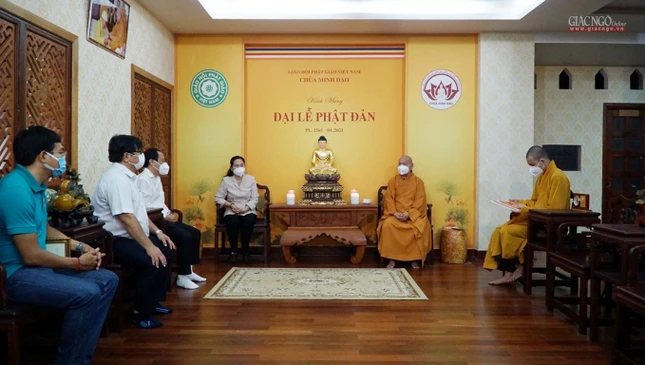 Hòa thượng Thích Thiện Nhơn tiếp thân mật bà Nguyễn Thị Lệ cùng đại diện Ủy ban MTTQVN TP, Sở Y tế TP.HCM