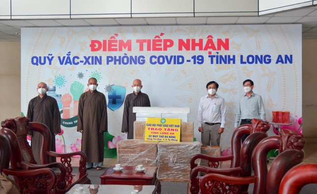 Hòa thượng Thích Minh Thiện đại diện Trung ương GHPGVN tặng 2 máy thở tại Đại PTTH tỉnh Long An Hòa thượng Thích Minh Thiện đại diện Trung ương GHPGVN tặng 2 máy thở tại Đại PTTH tỉnh Long An