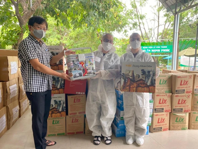 Đại diện Phân ban Ni giới Trung ương trao quà tại Bệnh viện Lê Văn Thịnh