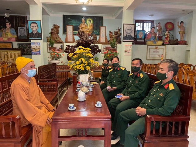 Hòa thượng Thích Thanh Tân trao đổi với đại diện Bộ Chỉ huy Quân sự tỉnh Hòa thượng Thích Thanh Tân trao đổi với đại diện Bộ Chỉ huy Quân sự tỉnh
