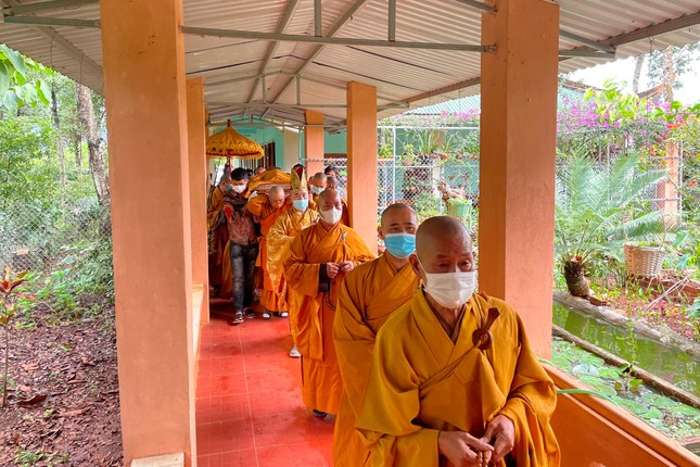 Chư tôn đức hộ niệm trong lễ nhập kim quan Đại đức Thích Đức Đạt